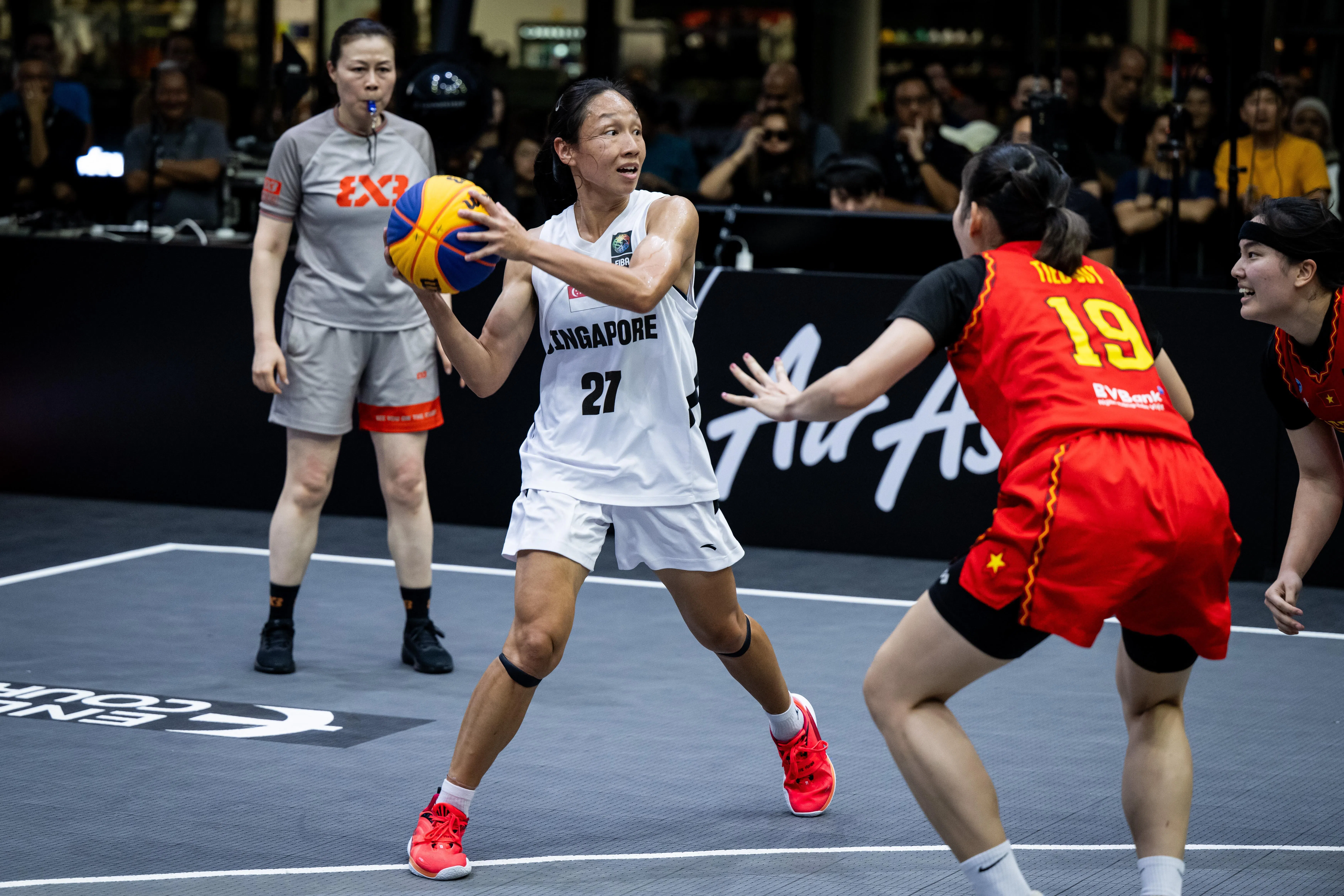 我国女将林伽英（白衣）希望在主场打出精彩的表现，为国争光。（国际篮联三人篮球赛提供）