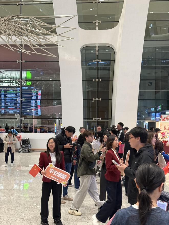 滞留中东旅客的艰辛归途：辗转八国机票，或长途跋涉八小时换乘飞行