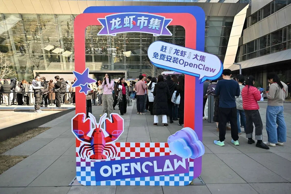 在北京百度总部，人们排队等待安装开源AI代理OpenClaw。（法新社）