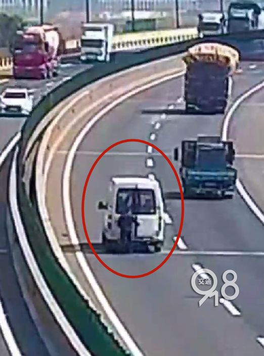 杭州一司机突然在绕城高速上停车，多车躲闪不及追尾，肇事者却扬长而去！理由让人大跌眼镜……