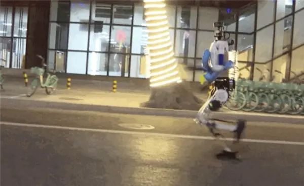 速度碾压人类!王兴兴放话:下个月机器人半马要跑进1小时内