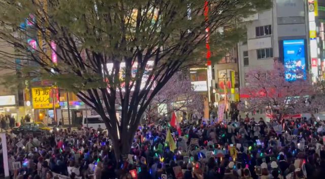 日本民众举行抗议集会：高市道歉！小泉道歉！中国对不起！