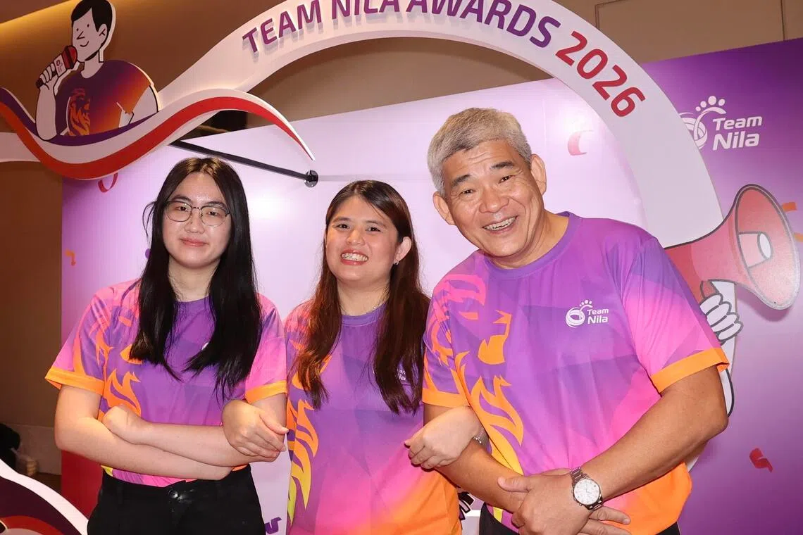 尼拉团队今年表彰了创纪录的633名志愿者，张佩仪（中）是三名志愿者领袖奖得主之一，同时也是其中一名金奖得主。廖宋敏（左）和刘耀铭则获得了银奖。（邬福梁摄）