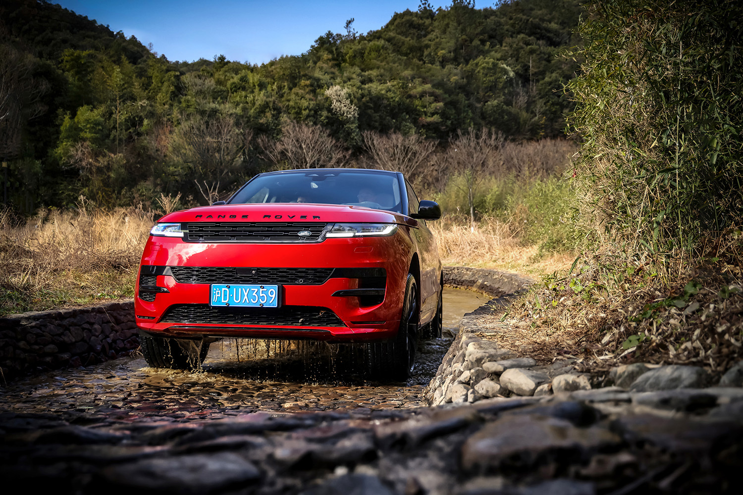 无所不能的全路况“纵情入胜” 试驾2025款揽胜运动版