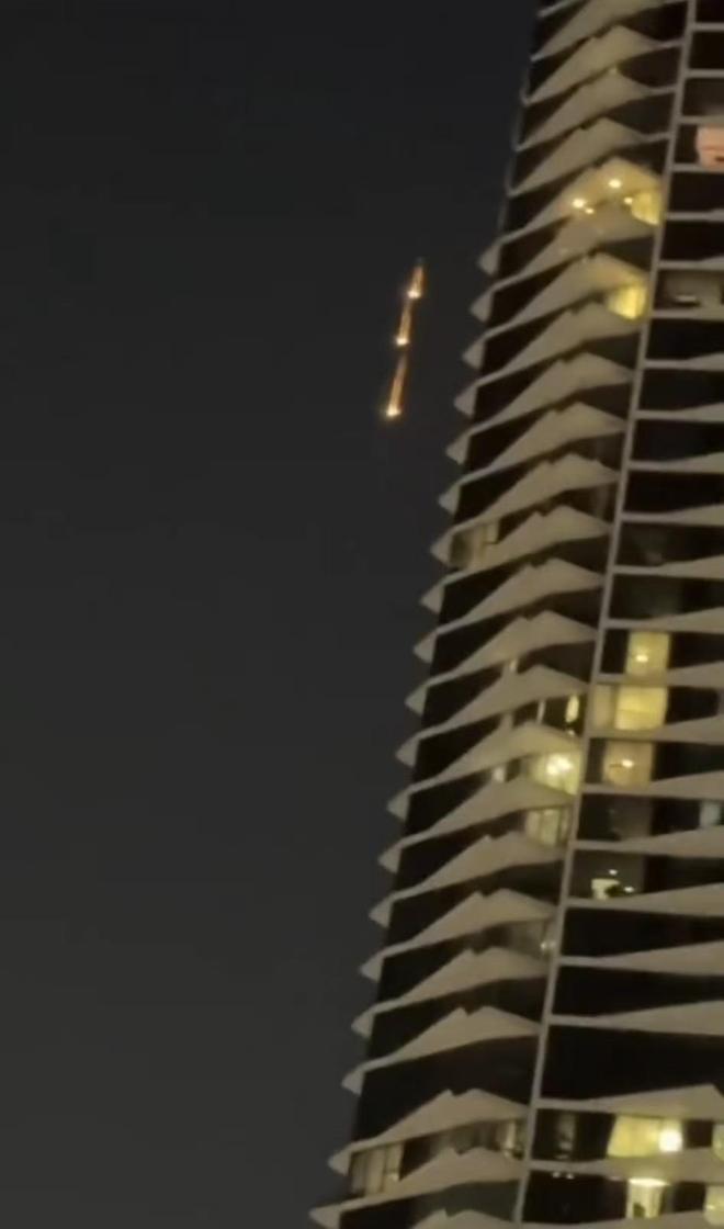 迪拜多处突发爆炸与火灾,当局下令停工停学并呼吁民众留守家中,华人群体:夜半遭手机警告惊扰,连续爆炸声响不绝于耳,忧虑未来生计成本攀升