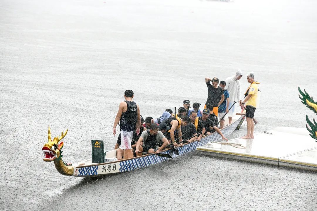 △为了赢过隔壁村，风雨无阻参加训练的房东们。（图/视觉中国）