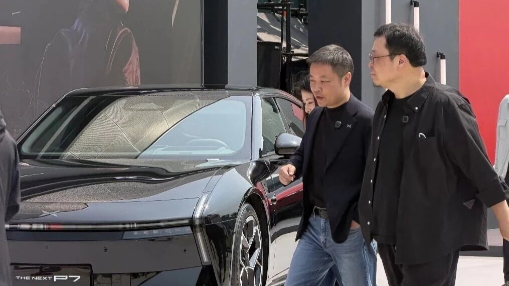 罗永浩探访小鹏广州研发中心 与何小鹏试驾P7新款VLA系统