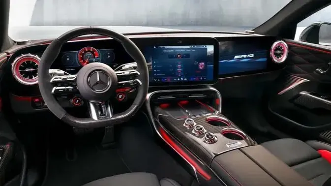 AMG GT 四门轿跑量产车型舱曝光:传承设计,屏幕满载