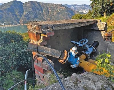 “亿元村”饮水难的背后：重庆奉节县永乐镇大坝村部分村民反映，日常生活要喝雨水、溪沟水