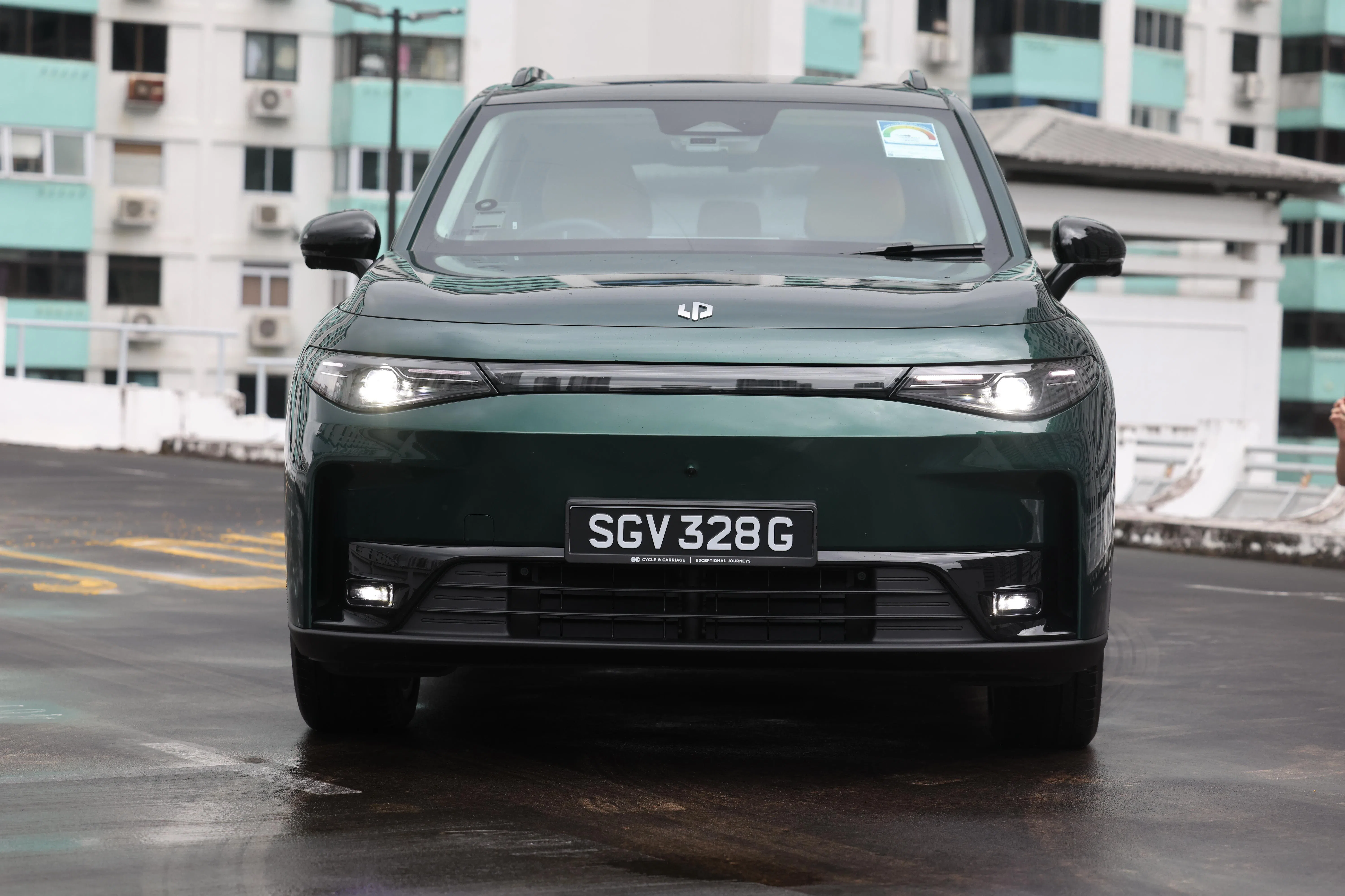 LED灯带横贯前脸，搭配饱满隆起的机盖，充满力量感。（唐家鸿摄）