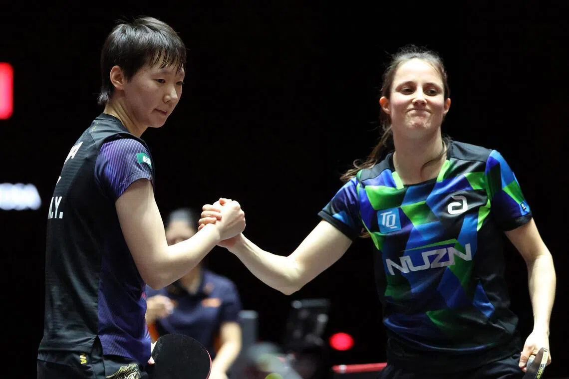 德国选手扎比内（右）一度以1比1扳平大比分，但王曼昱（左）没有给对手更多机会，连赢三局收下胜利。（郑一鸣摄）