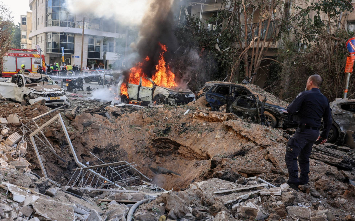 伊朗导弹袭击特拉维夫后引发大火,消防人员正在进行紧急救援。