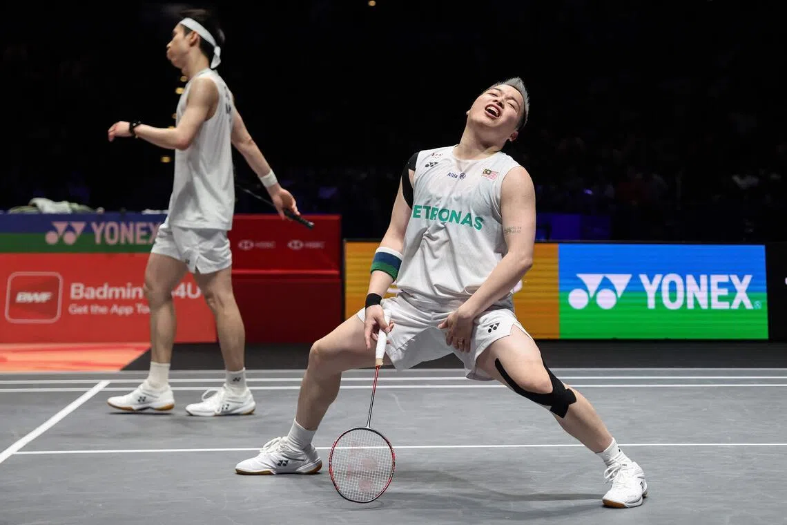 谢定峰（右）和苏伟译在比赛后半段发挥欠佳，痛失优势，无缘全英赛冠军。（法新社）