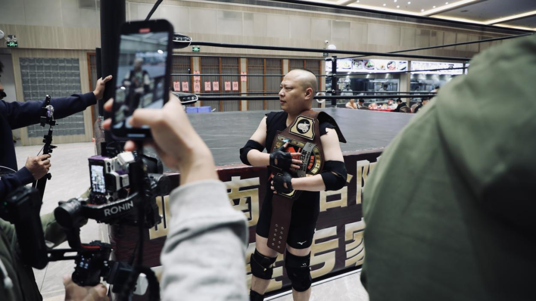 酒楼里的摔角巨星