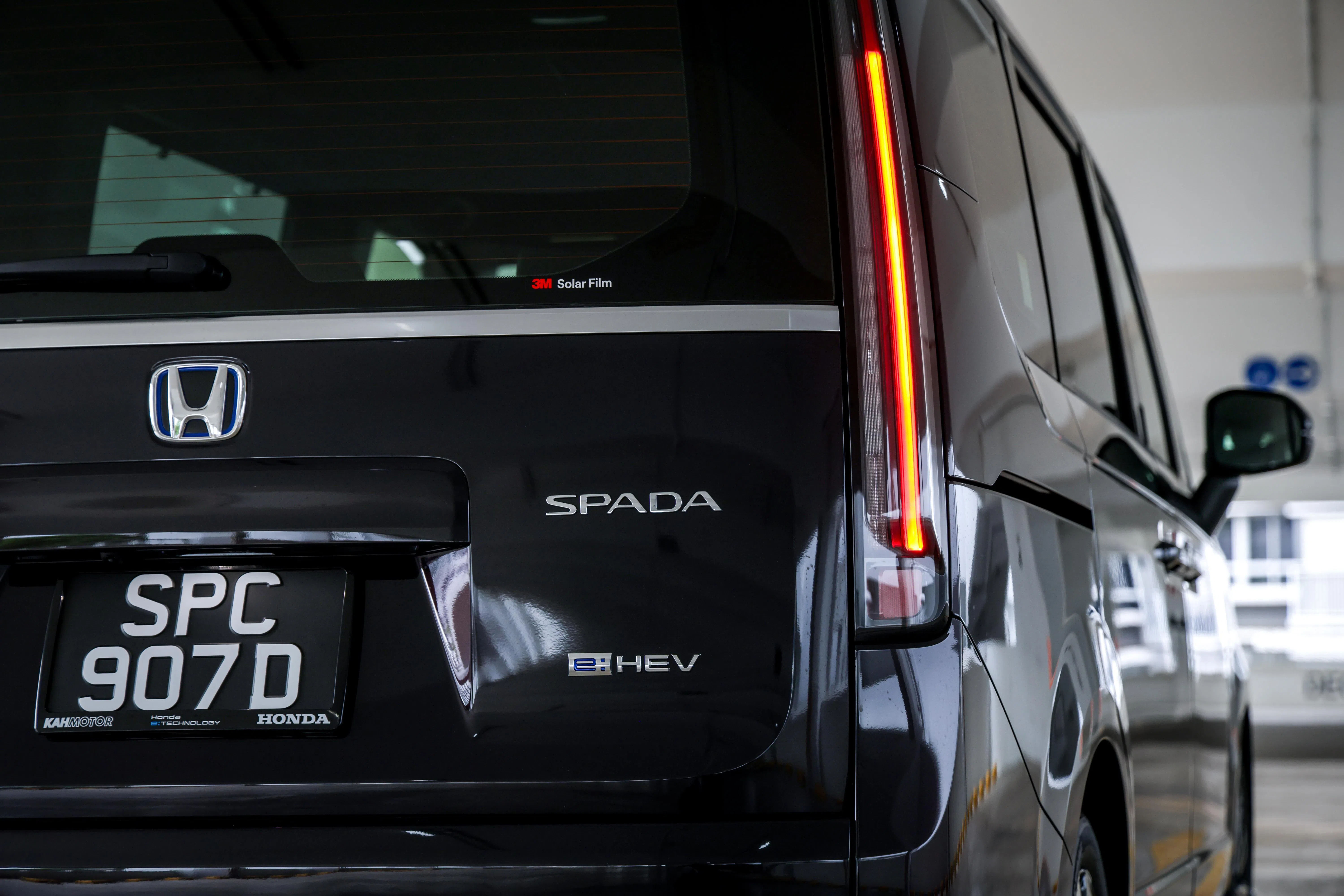 尾部两侧有垂直灯组，从中部延伸至车顶。（叶振忠摄）