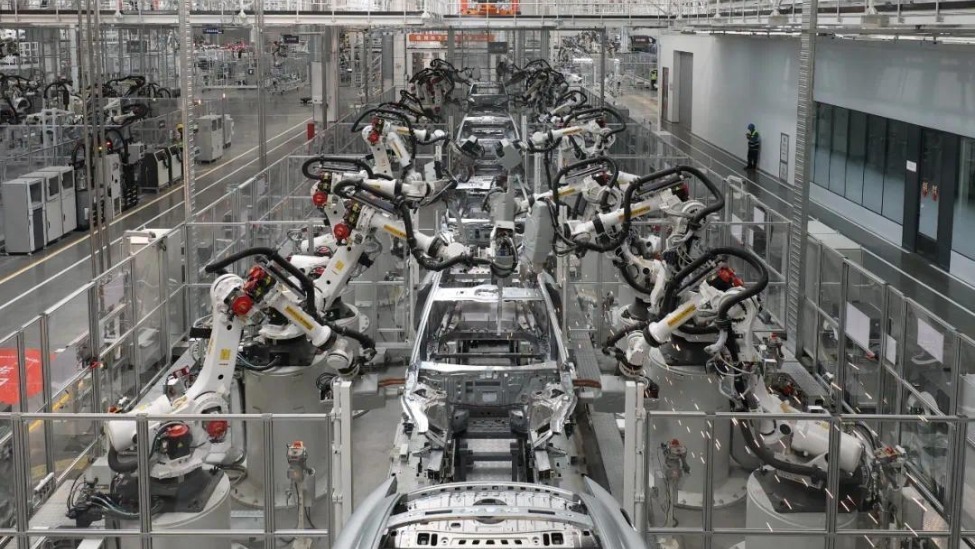 “20个名额1万人抢”,参观完直接下单一辆车!这届游客,迷上逛工厂