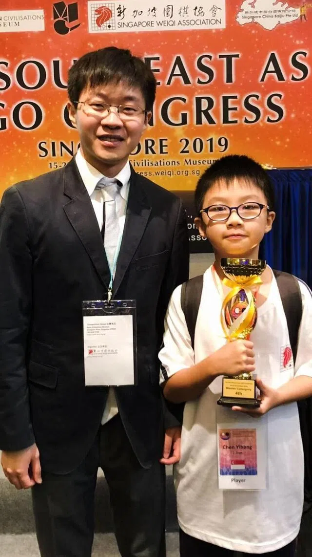 陈奕航（右）在2019年首届东南亚围棋大会取得大师组第四名后，曾和李沂修合照，两人过后在日本棋院成为师徒关系。（新加坡围棋协会提供）