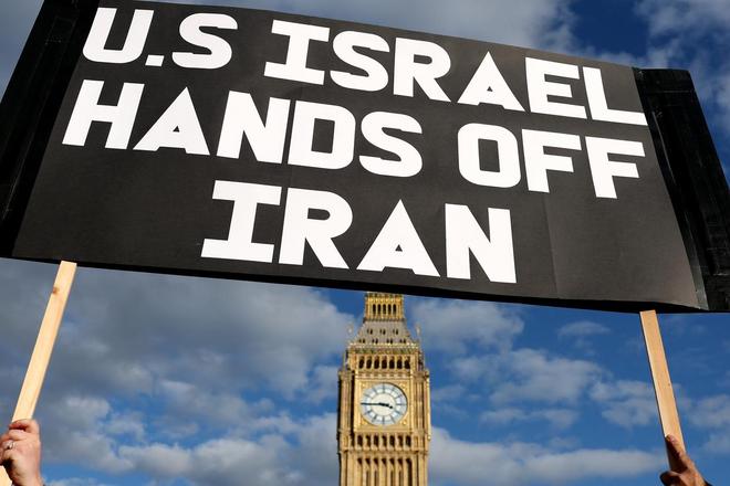 英国群众示威反对美以对伊军事行动
