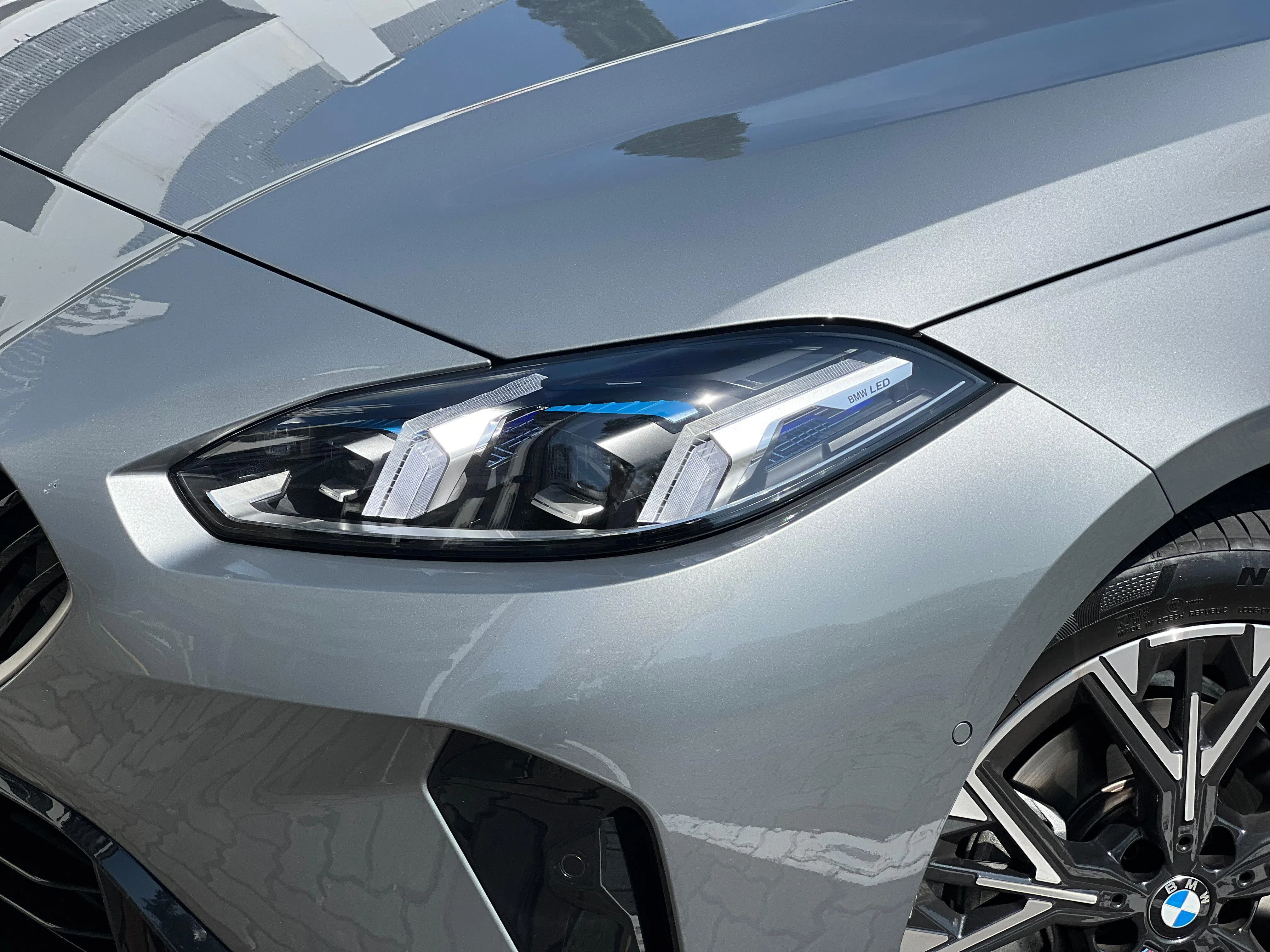 标配自适应LED头灯，配备矩阵远光与弯道照明功能，蓝色饰条在灯组内部隐约闪现。（吴庆康摄）