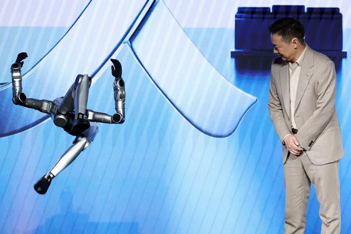 荣耀发布首个人形机器人及智能手机新品