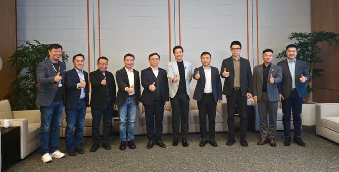 王兴、何小鹏到场支持！小米新SU7首发价21.99万元，雷军详解车门把手新标准符合情况