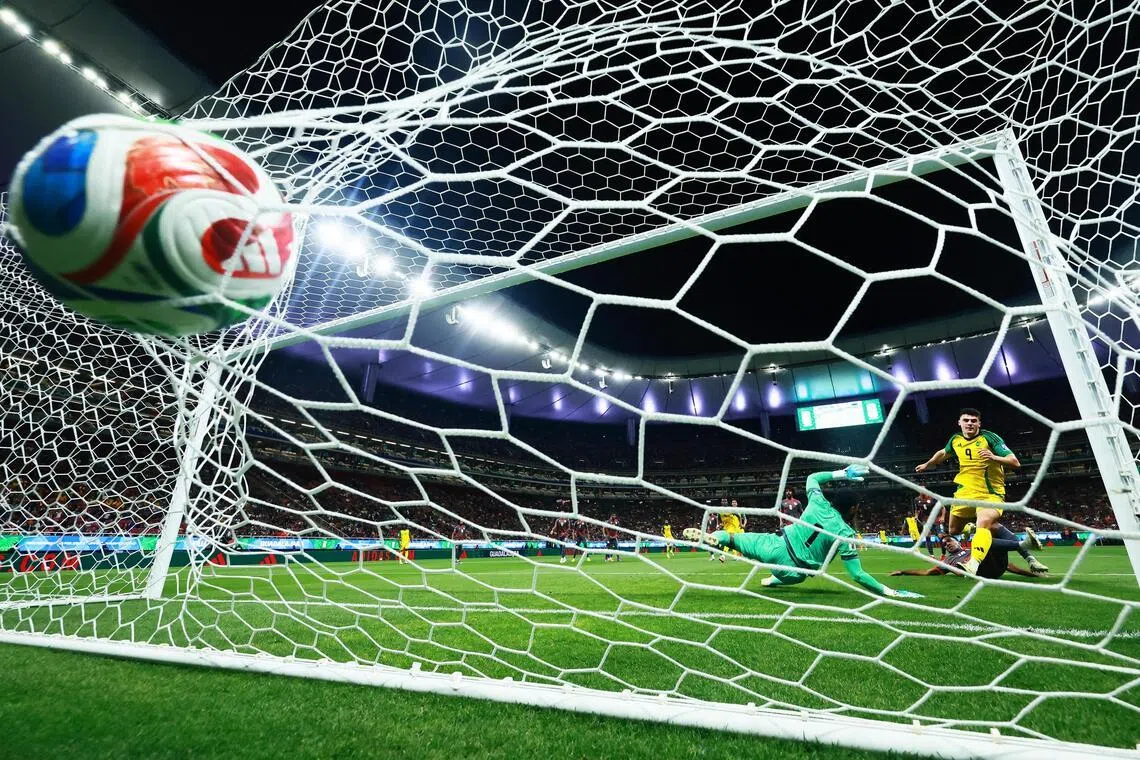 牙买加球员卡达马特里（黄衣）攻入全场唯一进球，帮助球队顺利晋级附加赛决赛。（路透社）