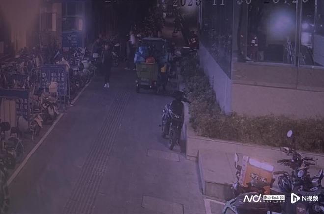 深圳一老人被乱停放的共享单车砸中摔倒致骨折,哈啰公司回应