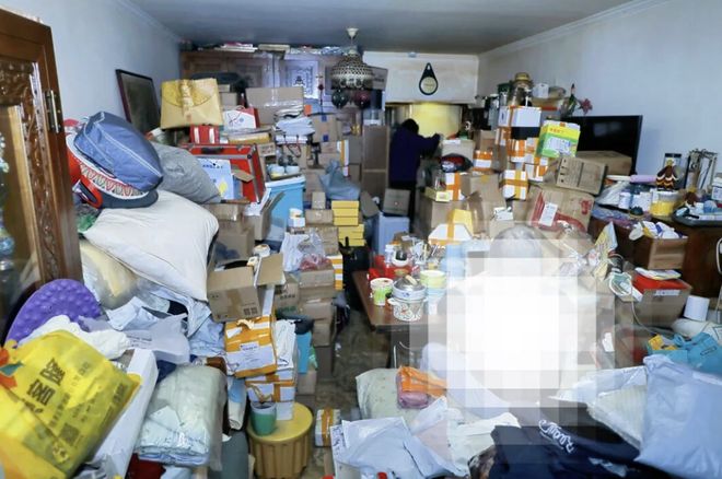 八旬丧女母亲挥霍退休金网购成瘾，快递箱塞满家中，十余人耗时一天清理出多车杂物