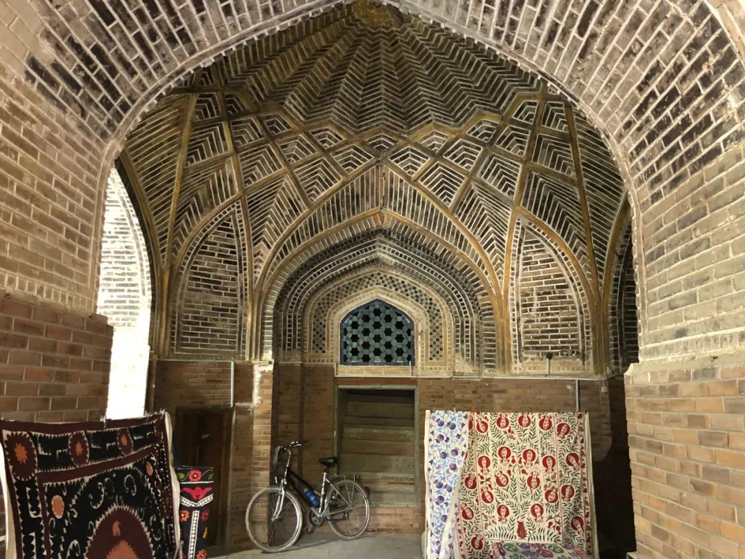 △布哈拉一处商队旅店遗址,每个隔间里都进驻了手工艺品商店