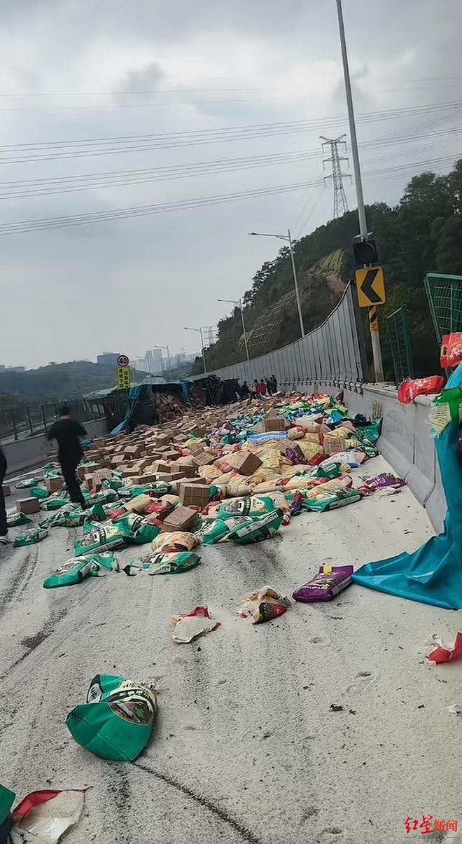 从埔高速货车侧翻事故 目击者称五常大米散落一地 多人帮忙搬运至路边