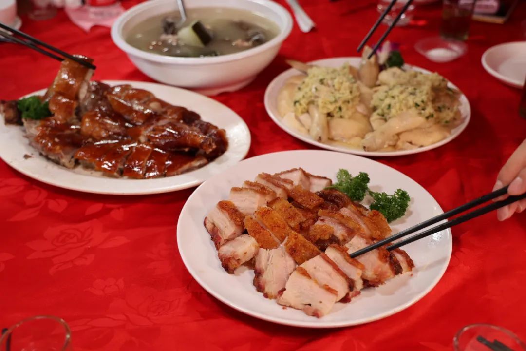 △扒完龙船，就到了大家最爱的吃龙舟饭环节。（图/林泽君摄）