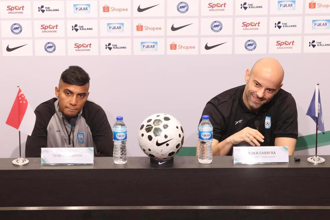 孟加拉的主帅卡布雷拉和队长布扬（左）一同出席了赛前记者会。（郑一鸣摄）
