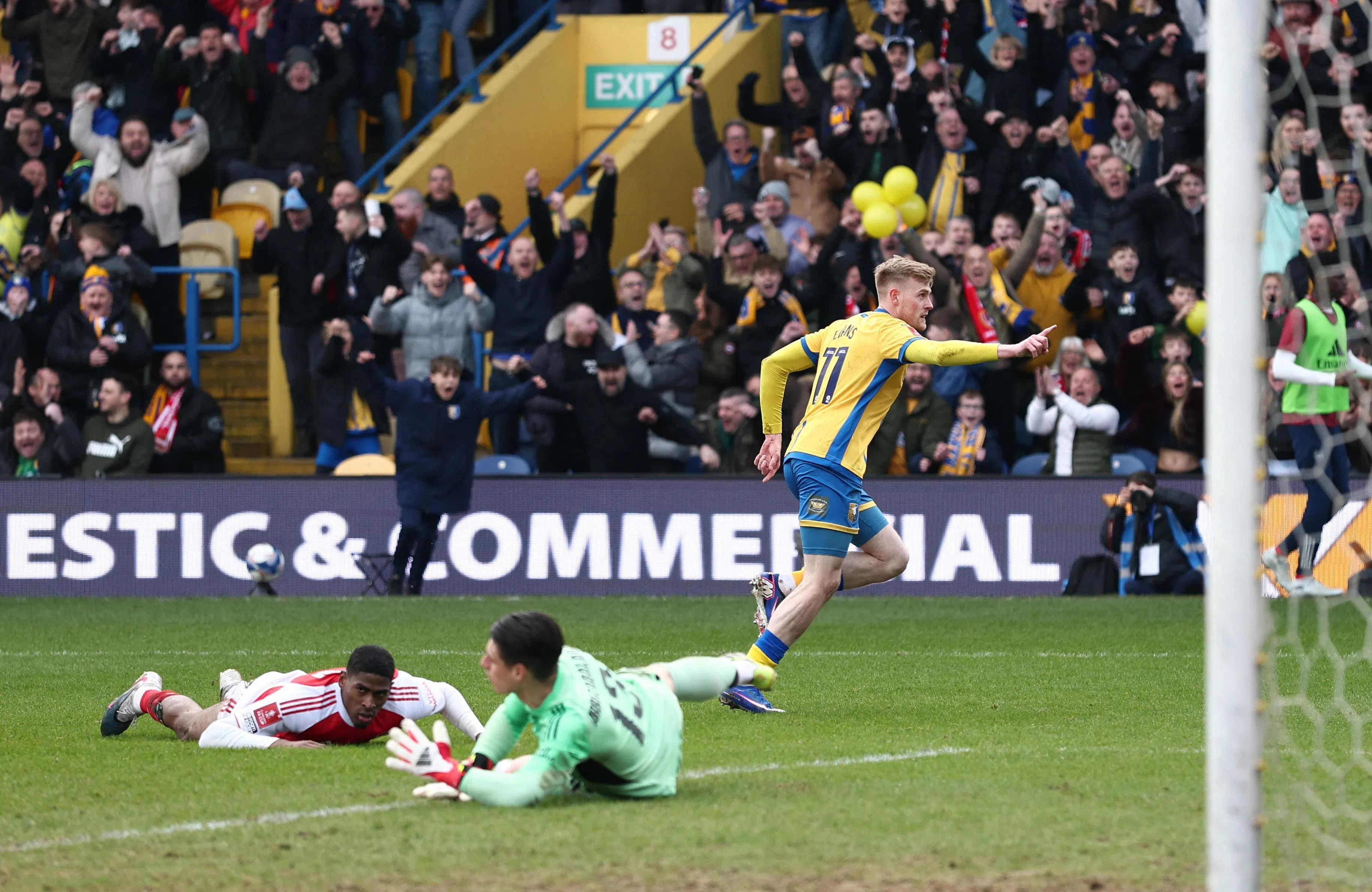 埃文斯（右）一度在下半场第五分钟为曼斯菲尔德扳平比分。（路透社）