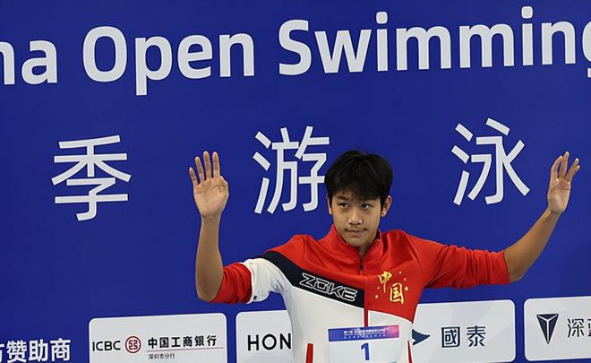 中国18岁游泳新秀再添一金：1米98新星挑战四冠王地位？