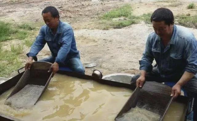 探访“鸭里有黄金”风波下的村镇:当地人讲述疯狂的“淘金往事”,私自淘金早已被禁止