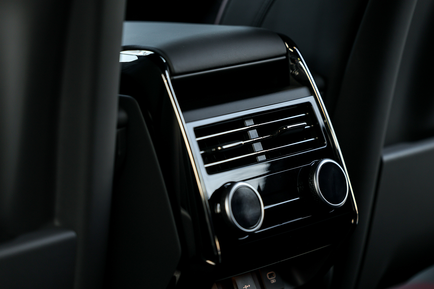 无所不能的全路况“纵情入胜” 试驾2025款揽胜运动版