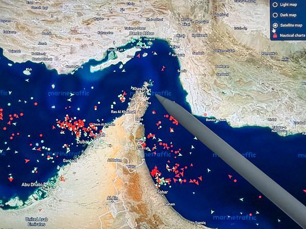 霍尔木兹海峡困局：炮火纷飞，物资匮乏，生计难继，出航无期