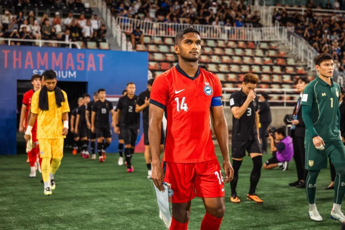 虽然比赛不会改变晋级结果，但雄狮队长哈里斯（中）透露，球队必须保持专注，为球迷带来精彩表现。（新加坡足球总会提供）