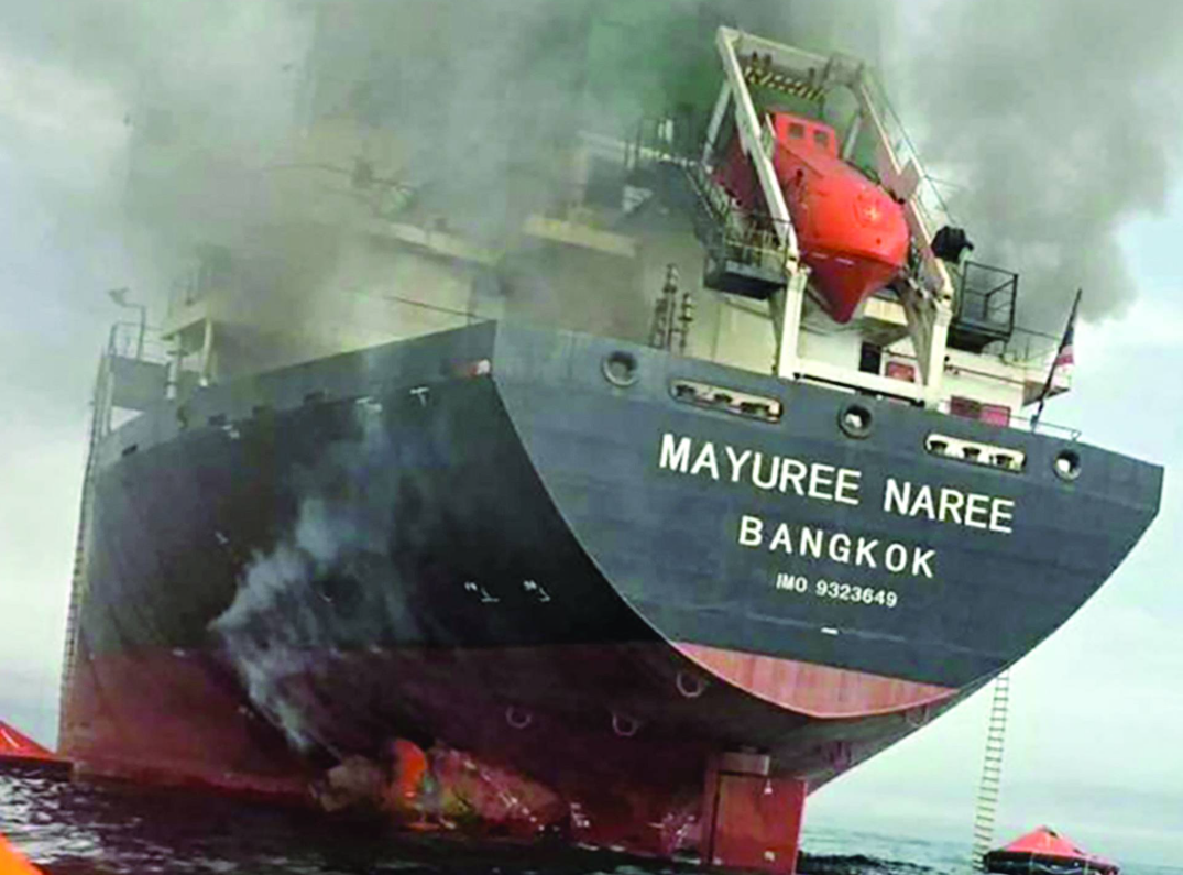 悬挂泰国国旗的货船“Maiuri Nari”号在霍尔木兹海峡被伊朗导弹击中后起火