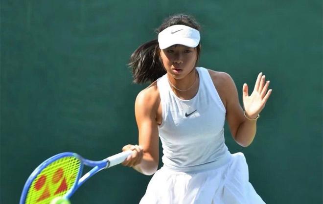 中国15岁女网球新星巴掌亚军挺进第三轮：挑战郑钦文与王欣瑜地位