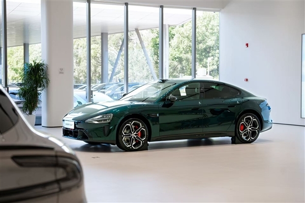 小米汽车第4款绿色来了！新一代SU7靛石绿实拍 雷军：高级而不张扬