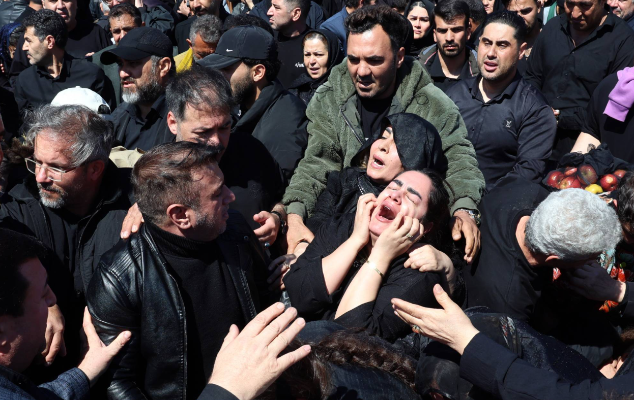 图为在德黑兰民众正在参加一名因战争死难者的葬礼