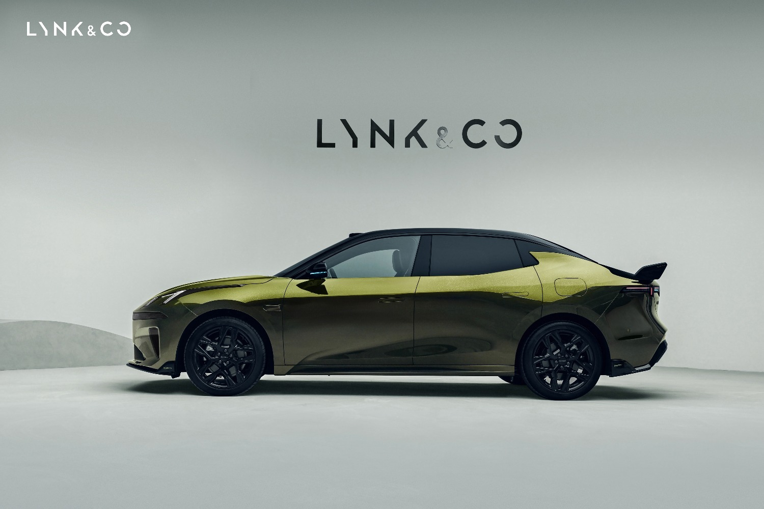 全新领克07 EM-P全系限时价13.98万元起 新增碳纤维尾翼版