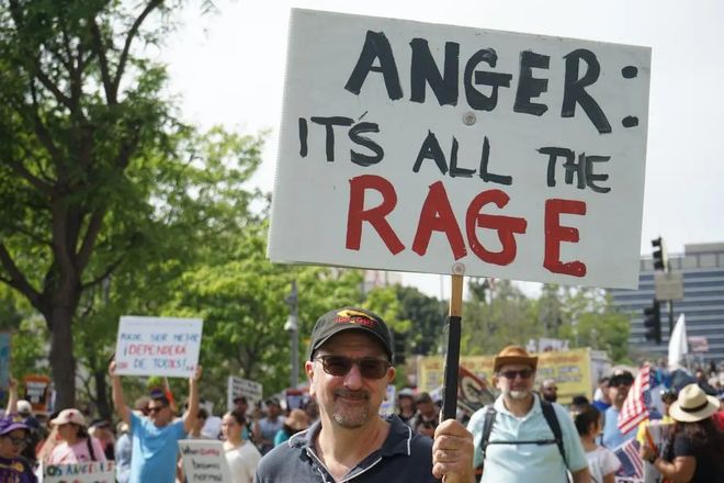 “不要国王！”遭遇“全球羞辱时刻”，“不满意率”创新高，特朗普仍在“嘴硬”……