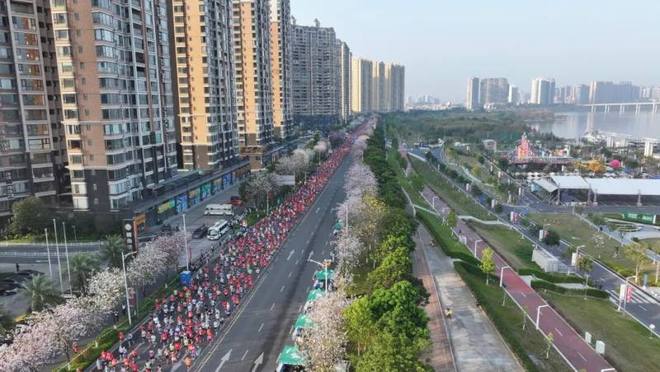 选手在清远马拉松比赛中途心脏骤停，今日不幸去世，官方确认消息