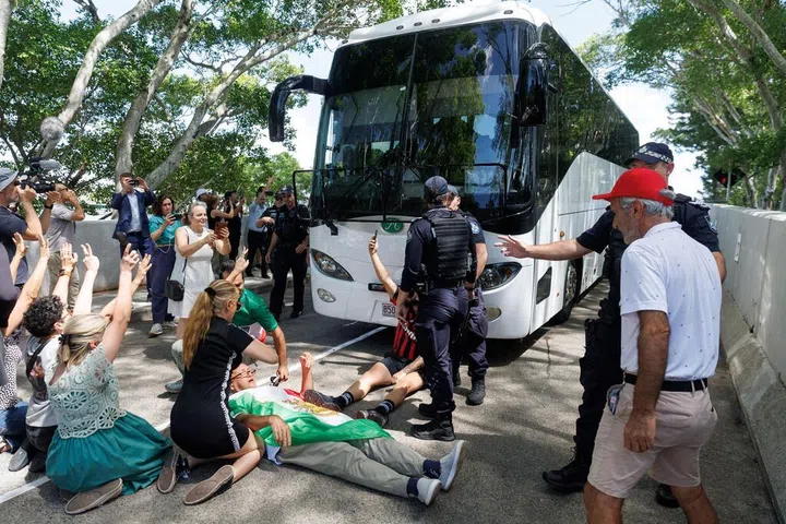 伊朗女足前往机场回国 示威者肉身拦车