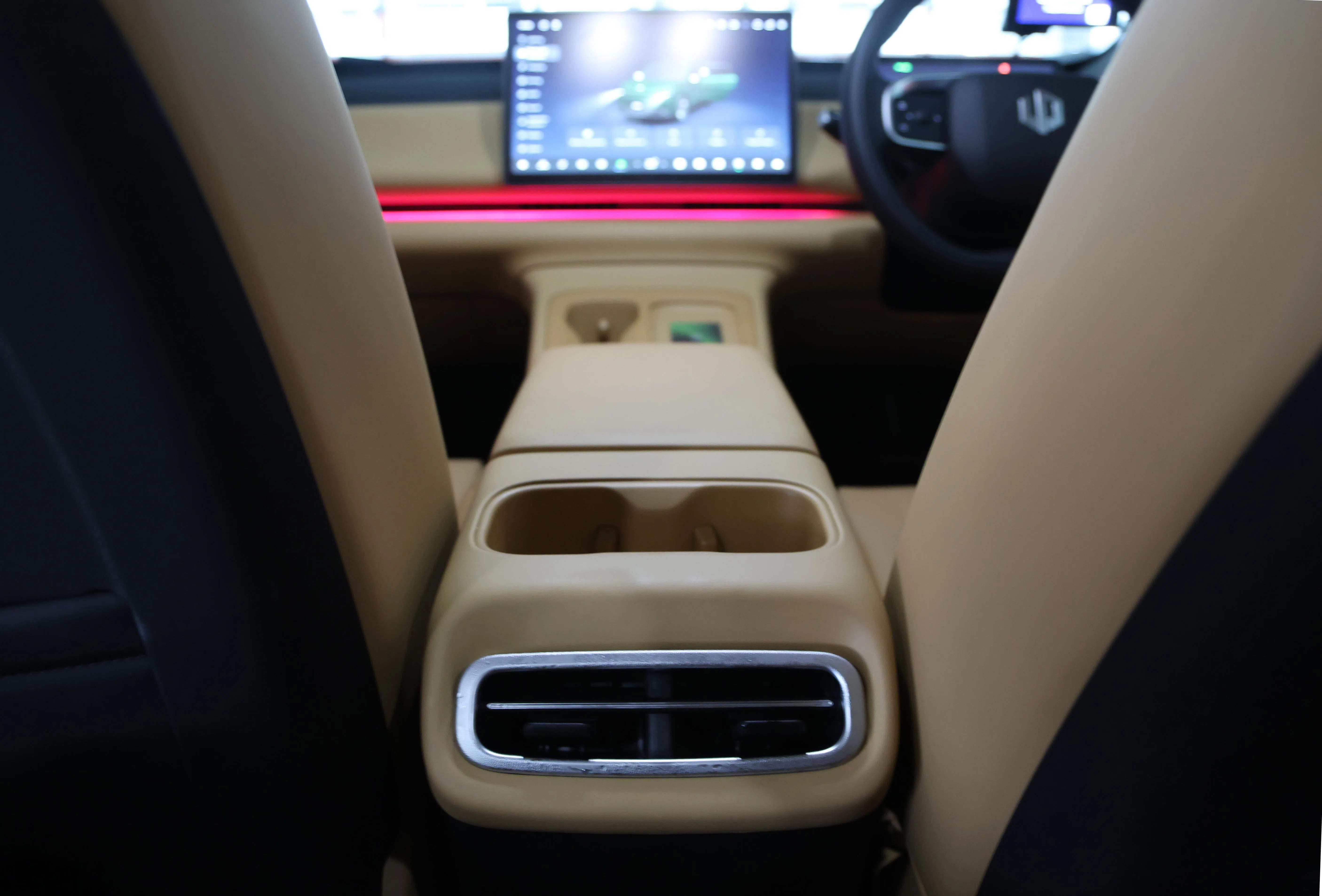 后排乘客享有冷气出风口。（唐家鸿摄）