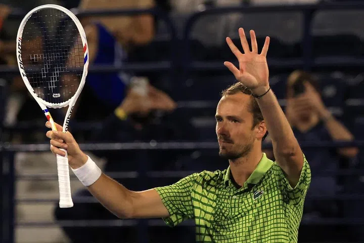 收获对手退赛礼 梅德韦杰夫首次在同一赛事两度称王