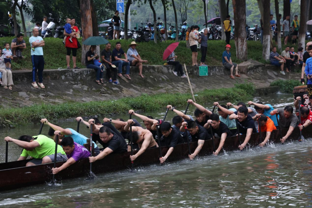 △龙舟上的每一个座位，获得难度堪比选秀出道位。（图/林泽君摄）