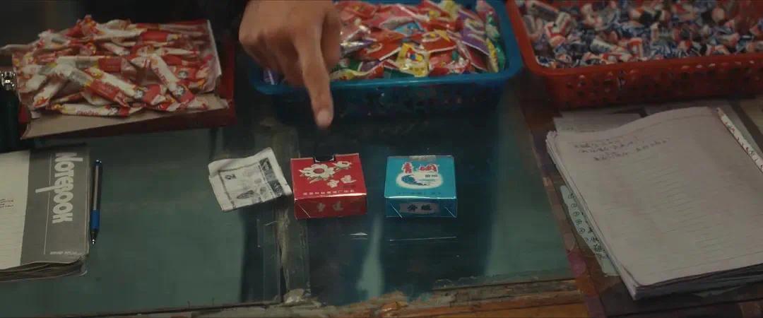 张凤霞的小卖部货架上的各式商品。(图/《我的阿勒泰》)